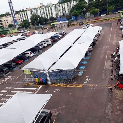Cobertura de estacionamento de supermercado