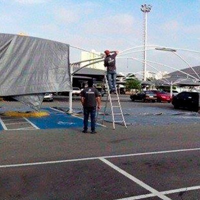 Cobertura de estacionamento de supermercado